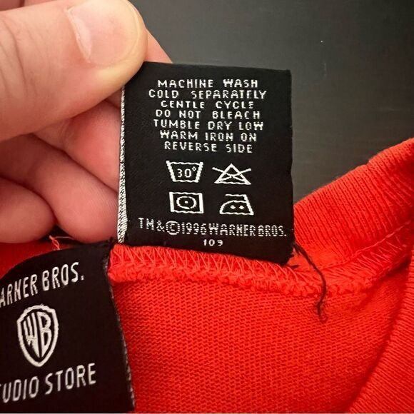 VTG 1996 Warner Bros Studio Store Embroidered Pocket Tee Size M Red T Shirt - Picture 9 of 12